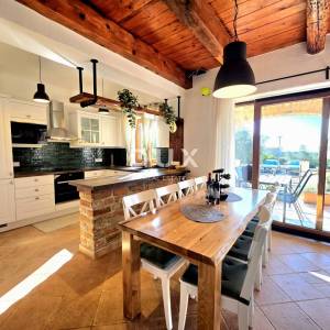 ISTRA, SVETVINČENAT – kamena vila u privatnom resortu s bazenom i pogledom na more