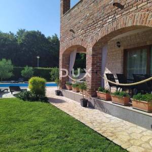 ISTRA, SVETVINČENAT – kamena vila u privatnom resortu s bazenom i pogledom na more