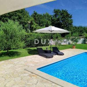 ISTRA, SVETVINČENAT – kamena vila u privatnom resortu s bazenom i pogledom na more