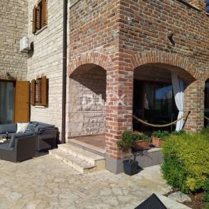 ISTRA, SVETVINČENAT – kamena vila u privatnom resortu s bazenom i pogledom na more
