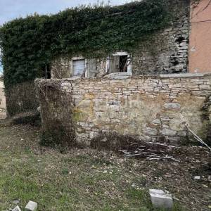 Istra, Svetvinčenat - okolica, ruševna kuća u nizu