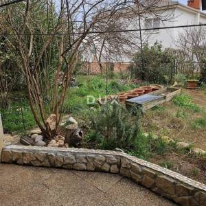 ISTRA,PULA - Prizemna etaža kuće s dva stana, 2 terase i vrtom
