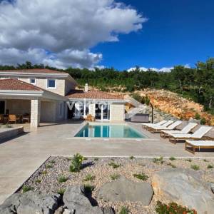 Jadranovo, atraktivna kamena kuća s bazenom i pogledom