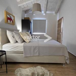 Jadranovo, atraktivna kamena kuća s bazenom i pogledom