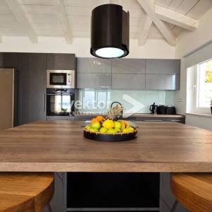 Jadranovo, atraktivna kamena kuća s bazenom i pogledom