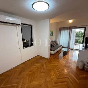 Jadranovo stan s balkonom