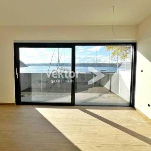 Jadranovo, stan u novogradnji, 1. red do mora