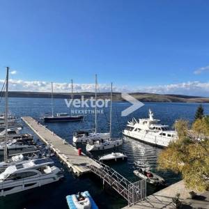 Jadranovo, stan u novogradnji, prvi red do mora