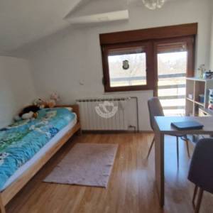 Josipdol, kuća s apartmanima, 400 m2