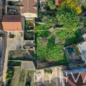 Kamena kuća s građevinskim zemljištem u Vrboskoj 