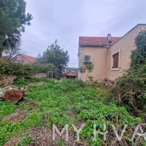 Kamena kuća s građevinskim zemljištem u Vrboskoj 