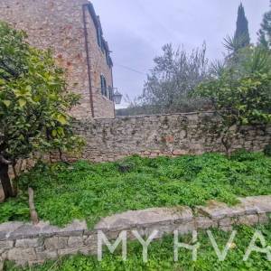 Kamena kuća s građevinskim zemljištem u Vrboskoj 