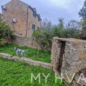 Kamena kuća s građevinskim zemljištem u Vrboskoj 