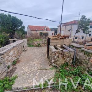 Kamena kuća s građevinskim zemljištem u Vrboskoj 