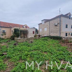 Kamena kuća s građevinskim zemljištem u Vrboskoj 