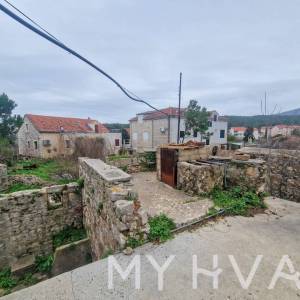 Kamena kuća s građevinskim zemljištem u Vrboskoj 