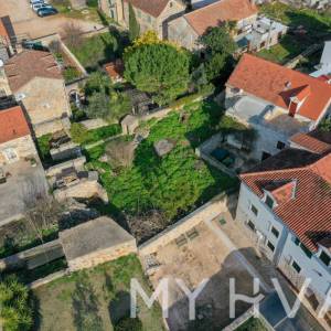 Kamena kuća s građevinskim zemljištem u Vrboskoj 