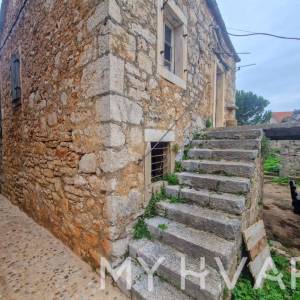 Kamena kuća s građevinskim zemljištem u Vrboskoj 