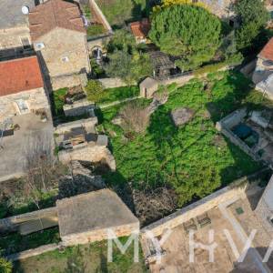 Kamena kuća s građevinskim zemljištem u Vrboskoj 