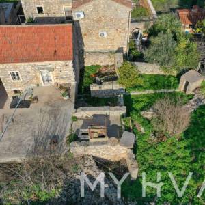 Kamena kuća s građevinskim zemljištem u Vrboskoj 