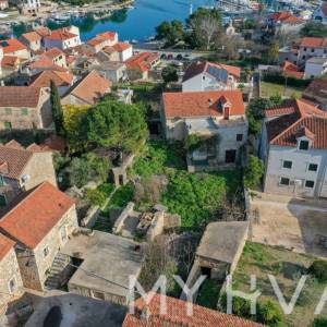 Kamena kuća s građevinskim zemljištem u Vrboskoj 