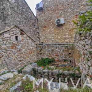 Kamena kuća s građevinskim zemljištem u Vrboskoj 