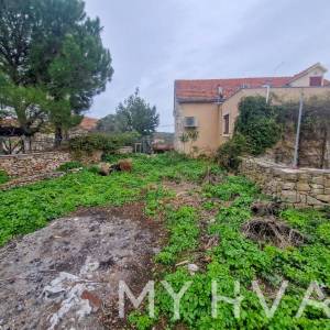 Kamena kuća s građevinskim zemljištem u Vrboskoj 