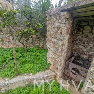 Kamena kuća s građevinskim zemljištem u Vrboskoj 