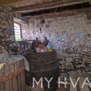 Kamena kuća s građevinskim zemljištem u Vrboskoj 