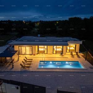 KANFANAR, MODERNA VILA PRIZEMNICA S BAZENOM – MIRNA LOKACIJA