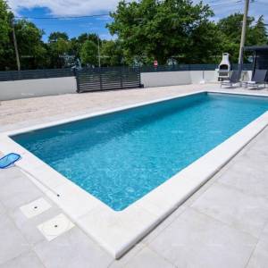 KANFANAR, MODERNA VILA PRIZEMNICA S BAZENOM – MIRNA LOKACIJA