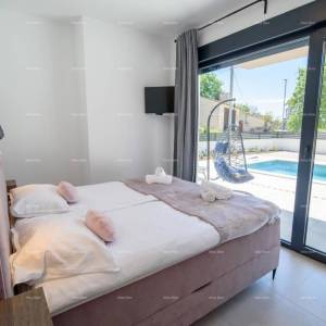 KANFANAR, MODERNA VILA PRIZEMNICA S BAZENOM – MIRNA LOKACIJA