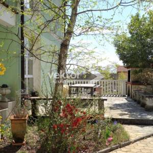 Kastav, Brnčići, obiteljska kuća sa dva stana i garažom