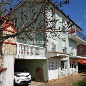 Kastav, Brnčići, obiteljska kuća sa dva stana i garažom