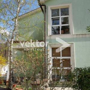 Kastav, Brnčići, obiteljska kuća sa dva stana i garažom