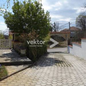 Kastav, Brnčići, obiteljska kuća sa dva stana i garažom