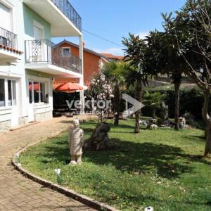 Kastav, Brnčići, obiteljska kuća sa dva stana i garažom