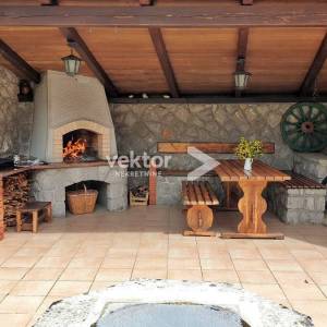 Kastav, obiteljska kuća s velikom okućnicom