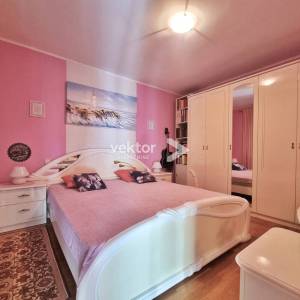 Kastav, obiteljska kuća sa dva stana, okućnica, pogled na more