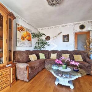 Kastav, obiteljska kuća sa dva stana, okućnica, pogled na more