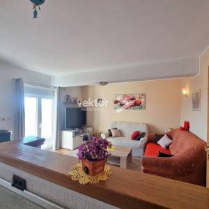 Kastav, obiteljska kuća sa dva stana, okućnica, pogled na more