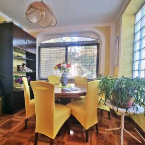 Kastav, obiteljska kuća sa dva stana, okućnica, pogled na more