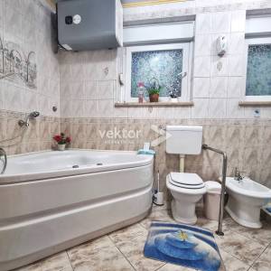 Kastav, obiteljska kuća sa dva stana, okućnica, pogled na more