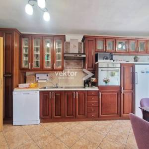 Kastav, obiteljska kuća sa dva stana, okućnica, pogled na more