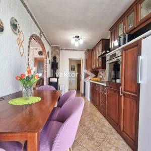 Kastav, obiteljska kuća sa dva stana, okućnica, pogled na more