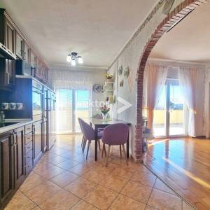 Kastav, obiteljska kuća sa dva stana, okućnica, pogled na more