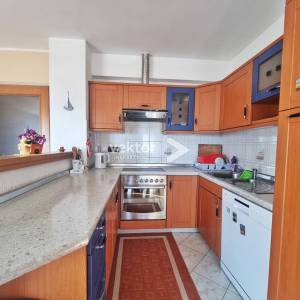 Kastav, obiteljska kuća sa dva stana, okućnica, pogled na more