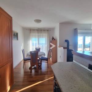 Kastav, obiteljska kuća sa dva stana, okućnica, pogled na more