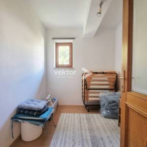 Kastav, obiteljska kuća sa dva stana, okućnica, pogled na more