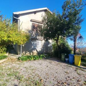 Kastav, obiteljska kuća sa dva stana, okućnica, pogled na more